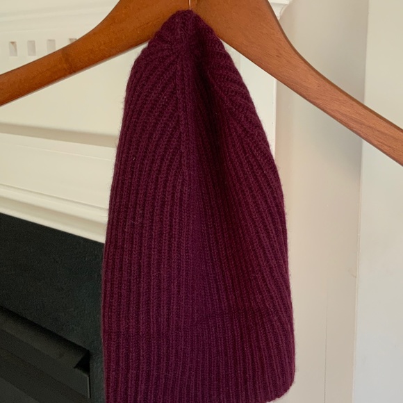 Stewart of Scotland Ribbed 100 % Cashmere Knit Hat Beanie in Burgundy NWT - Picture 8 of 9